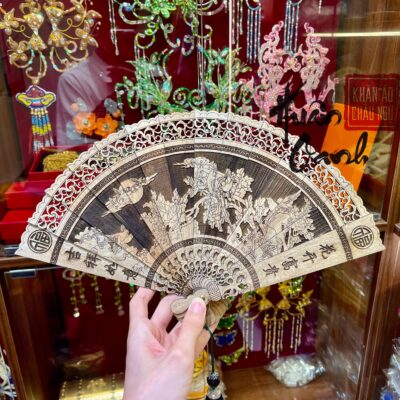 Quạt Gỗ Khắc Tay Tinh Xảo