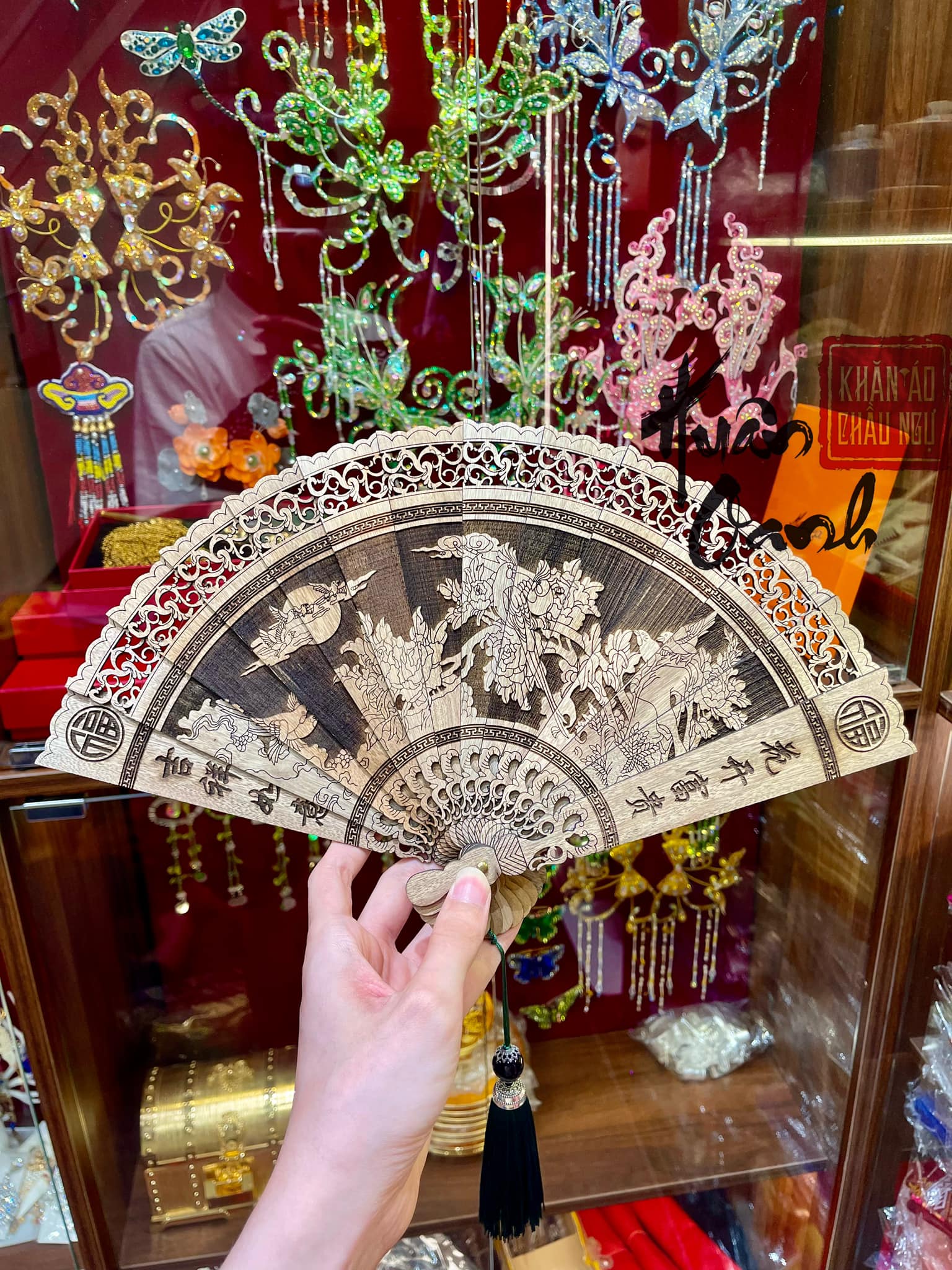 Quạt Gỗ Khắc Tay Tinh Xảo Quạt Gỗ Khắc Tay Tinh Xảo