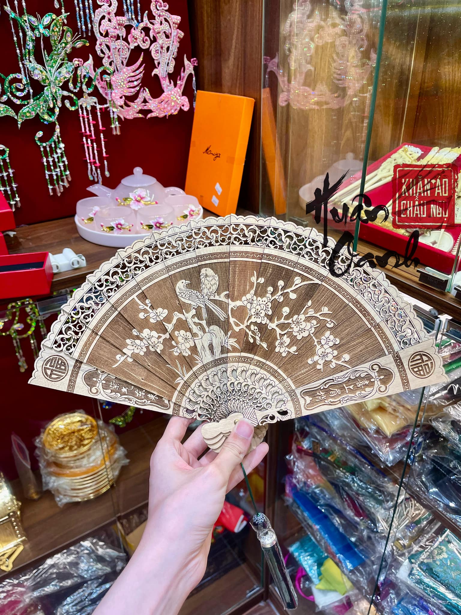 Quạt Gỗ Khắc Tay Tinh Xảo Quạt Gỗ Khắc Tay Tinh Xảo