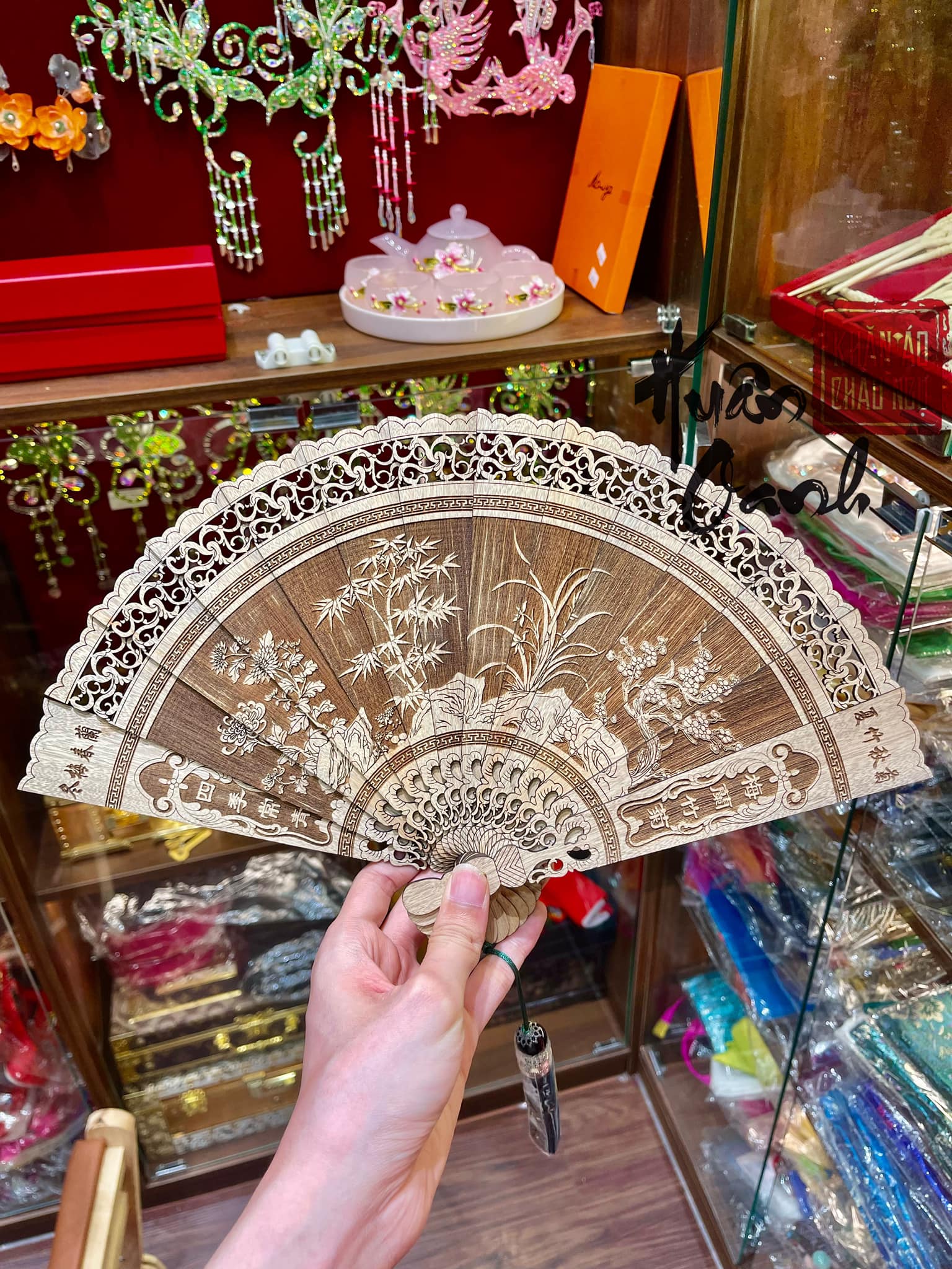 Quạt Gỗ Khắc Tay Tinh Xảo Quạt Gỗ Khắc Tay Tinh Xảo